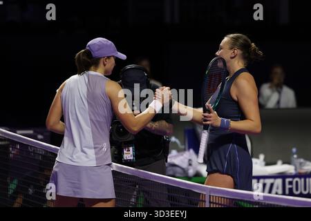 Riyad, Arabie Saoudite. 5 novembre 2025. Amanda Anisimova (à droite), des États-Unis, et IgA Swiatek, de Pologne, se serrent la main après leur match à la ronde lors du tournoi de tennis de la finale de la WTA à Riyad, en Arabie Saoudite, le 5 novembre 2025. Crédit : Luo Chen/Xinhua/Alamy Live News Banque D'Images