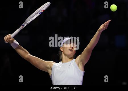 Riyad, Arabie Saoudite. 5 novembre 2025. IgA Swiatek, de Pologne, sert lors du match à la ronde contre Amanda Anisimova, des États-Unis, lors du tournoi de tennis de la finale de la WTA à Riyad, en Arabie Saoudite, le 5 novembre 2025. Crédit : Luo Chen/Xinhua/Alamy Live News Banque D'Images