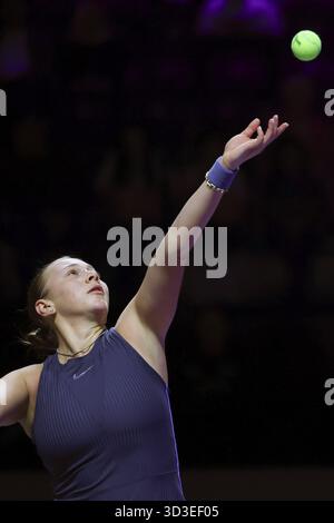 Riyad, Arabie Saoudite. 5 novembre 2025. Amanda Anisimova, des États-Unis, sert lors du match à la ronde contre IgA Swiatek, de Pologne, au tournoi de tennis de la finale de la WTA à Riyad, en Arabie Saoudite, le 5 novembre 2025. Crédit : Luo Chen/Xinhua/Alamy Live News Banque D'Images
