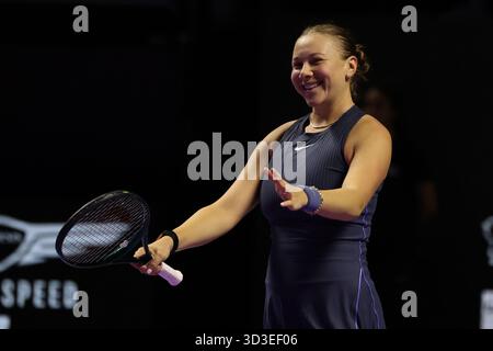 Riyad, Arabie Saoudite. 5 novembre 2025. Amanda Anisimova, des États-Unis, célèbre après avoir remporté le match à la ronde contre IgA Swiatek, de Pologne, au tournoi de tennis de la finale de la WTA à Riyad, en Arabie Saoudite, le 5 novembre 2025. Crédit : Luo Chen/Xinhua/Alamy Live News Banque D'Images