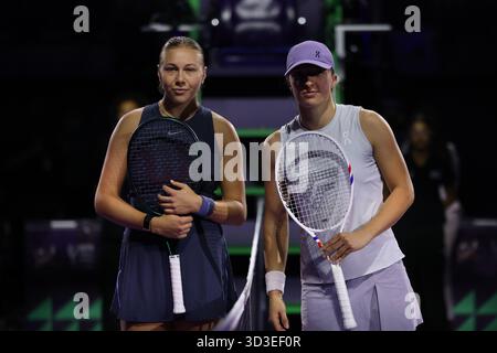 Riyad, Arabie Saoudite. 5 novembre 2025. Amanda Anisimova (G), des États-Unis, et IgA Swiatek, de Pologne, posent pour des photos avant leur match à la ronde lors du tournoi de tennis des finales de la WTA à Riyad, en Arabie Saoudite, le 5 novembre 2025. Crédit : Luo Chen/Xinhua/Alamy Live News Banque D'Images