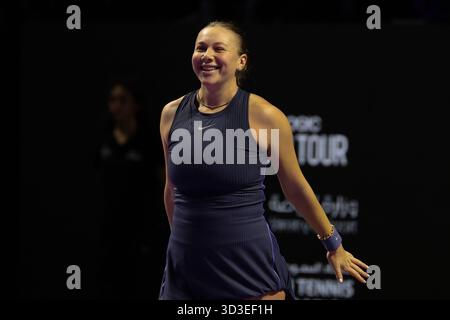 Riyad, Arabie Saoudite. 5 novembre 2025. Amanda Anisimova, des États-Unis, célèbre après avoir remporté le match à la ronde contre IgA Swiatek, de Pologne, au tournoi de tennis de la finale de la WTA à Riyad, en Arabie Saoudite, le 5 novembre 2025. Crédit : Luo Chen/Xinhua/Alamy Live News Banque D'Images