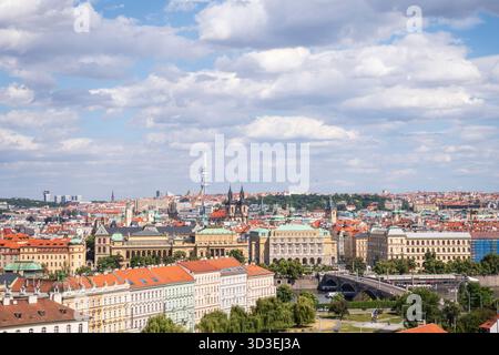 Vue aérienne de la vieille ville de Prague et pont Charles depuis la Tour Daliborka au Château de Prague. Banque D'Images
