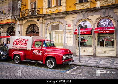 Prague, Tchéquie - 6 juillet 2019 : camion Coca Cola garé devant le bar et restaurant James Dean. Banque D'Images