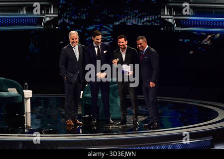 Miami, États-Unis. 05 novembre 2025. De gauche à droite : Jorge Mas, Ignacio Gonzalez Castro, Lionel Messi et le maire de Miami Francis Suarez posent sur scène à l'America Business Forum au Kaseya Center à Miami, Floride, le 5 novembre 2025. (Photo de JC Ruiz/Sipa USA) crédit : Sipa USA/Alamy Live News Banque D'Images