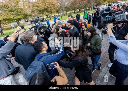 Queens, NY, 5 novembre 2025, maire élu, Zohran Mamdani, tient sa première conférence de presse après avoir remporté l'élection du maire de New York. Banque D'Images