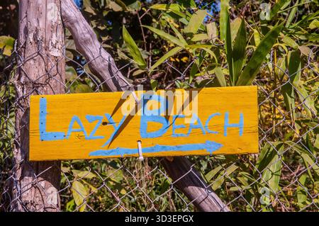 Un panneau peint à la main sur le sentier de la jungle entre Saracen Bay et Lazy Beach.Koh Rong Samloem, province de Sihanoukville, Cambodge.© Kraig Lieb Banque D'Images
