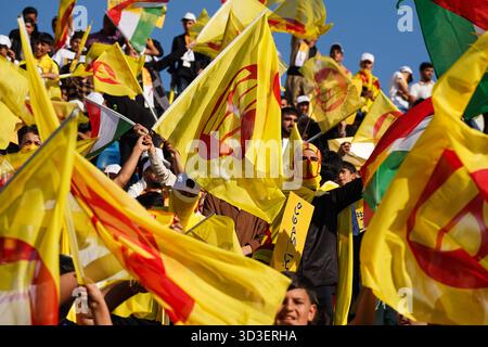 Duhok, Irak. 04th Nov, 2025. Les partisans kurdes du Parti démocratique du Kurdistan (PDK ou PDK) portent les drapeaux du parti au stade international de Duhok lors d'un rassemblement électoral avant les élections législatives irakiennes. Des élections législatives sont prévues en Iraq le 11 novembre 2025, qui détermineront les 329 membres du Conseil des représentants iraquien, chargés d'élire le président du pays et d'approuver la nomination du premier ministre. (Photo de Ismael Adnan/SOPA images/SIPA USA) crédit : SIPA USA/Alamy Live News Banque D'Images