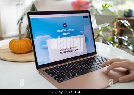 Page Web de ChatGPT Atlas, le nouveau navigateur avec ChatGPT intégré, est vu sur le site Web d'OpenAI sur l'écran d'un ordinateur MacBook Air. Banque D'Images
