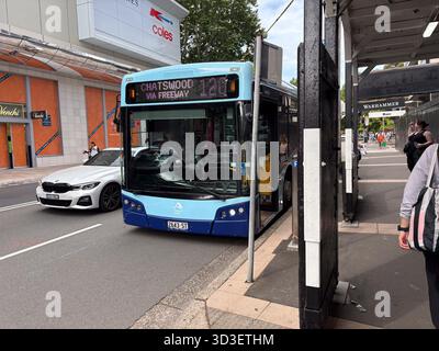 Un bus public bleu clair de Nouvelle-Galles du Sud, la ligne 120 vers Chatswood via l'autoroute, s'est arrêté à une gare routière de Sydney, en Australie. Kmart et Coles visibles. Banque D'Images