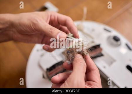 Retirer et entretenir correctement la brosse d'un robot de nettoyage pour des performances optimales Banque D'Images