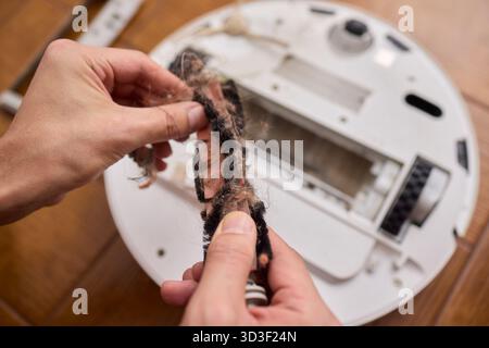 Retirer et entretenir correctement la brosse d'un robot de nettoyage pour des performances optimales Banque D'Images