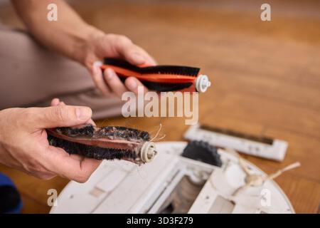 Retirer et entretenir correctement la brosse d'un robot de nettoyage pour des performances optimales Banque D'Images