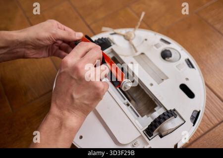Retirer et entretenir correctement la brosse d'un robot de nettoyage pour des performances optimales Banque D'Images