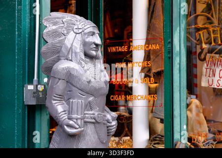 Un magasin de cigares indien, amérindien en bois, affichage publicitaire, caricature devant un magasin dans le quartier East Village de Manhattan. Banque D'Images
