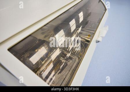 Stockage innovant et moderne des instruments de laboratoire avec une vue dégagée pour un accès facile Banque D'Images