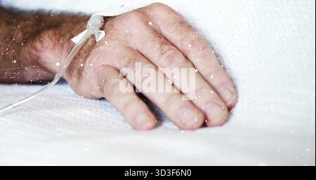 Montrant la main d'un patient âgé reposant sur le lit de l'hôpital, avec cathéter, ruban médical, tubulure et drap Banque D'Images