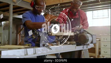 Mentor de façonnage et apprenti tournant la pièce en bois sur le tour à l'atelier de bois, avec recouvrement numérique Banque D'Images