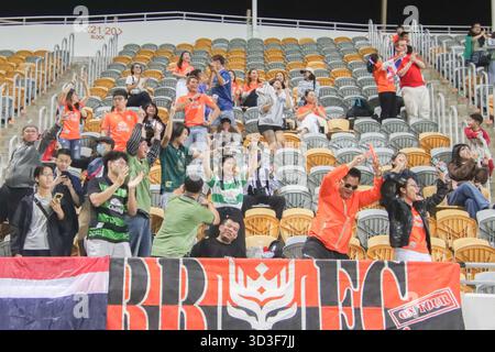 Hong Kong, Hong Kong. 05 novembre 2025. Les supporters du Ratchaburi F.C. encouragent leur équipe le 5 novembre 2025 à Hong Kong. (Photo de Gordon Choi/TMHK via Nexpher images/Sipa USA) crédit : Sipa USA/Alamy Live News Banque D'Images