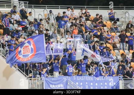 Hong Kong, Hong Kong. 05 novembre 2025. Les supporters de l'est acclament leur équipe le 5 novembre 2025 à Hong Kong. (Photo de Gordon Choi/TMHK via Nexpher images/Sipa USA) crédit : Sipa USA/Alamy Live News Banque D'Images