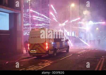 Staniforth Street, Birmingham 6 novembre 2025 - feux d'artifice explosent dans les rues d'Aston, Birmingham. - Bonfire Night a apporté des explosions et des cris en écho autour de Birmingham le mercredi 5 novembre soir jusqu'au jeudi matin alors que les étudiants de l'Université d'Aston et de l'Université de Birmingham City sont descendus dans les rues avec un arsenal de feux d'artifice. Le chaos s'est installé principalement sur Staniforth Street, mais il s'est également répandu sur Lancaster Circus et près de l'Aston Expressway. La police des West Midlands envoie ses équipes anti-émeute, mais le nombre de personnes en cisaillement dépasse celui des officiers qui utilisent le shi Banque D'Images