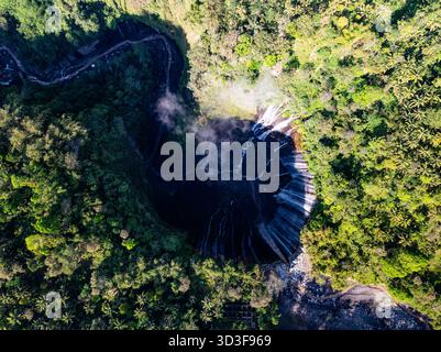 Vue aérienne des chutes de Tumpak Sewu également connu sous le nom de Coban Sewu.Beautiful Tumpak Sewu Cascades sont une attraction touristique dans l'est de Java, Indonésie.A. Banque D'Images