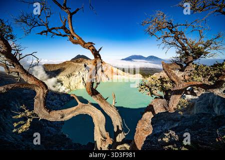 Vue aérienne de la falaise rocheuse au volcan Kawah Ijen avec lac d'eau sulfureuse turquoise au lever du soleil.Amazing vue du paysage de la nature à East Java, Indonesia.Natu Banque D'Images