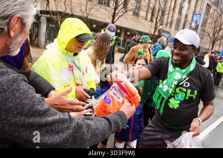 Les participants à la parade distribuant des trucs lors de la défilé du jour Patrick le 17 mars 2025, à Toronto, Canada. Cet événement annuel est devenu un point culminant du calendrier culturel du Canada, réunissant les visiteurs et les habitants de la région pour célébrer les nombreuses contributions de la communauté irlandaise à la ville. Le défilé de la fête de Patrick présentera une variété de festivités pour honorer la culture, la communauté et le patrimoine irlandais (photo de au Lok Nin/Nexpher images) Banque D'Images