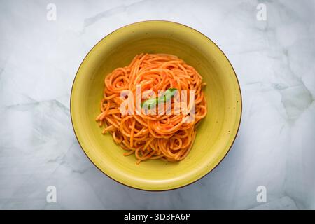 Pâtes italiennes spaghetti servies avec sauce tomate fraîche au basilic Banque D'Images