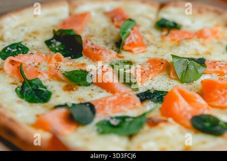 Pizza avec saumon et épinards dans une boîte Banque D'Images