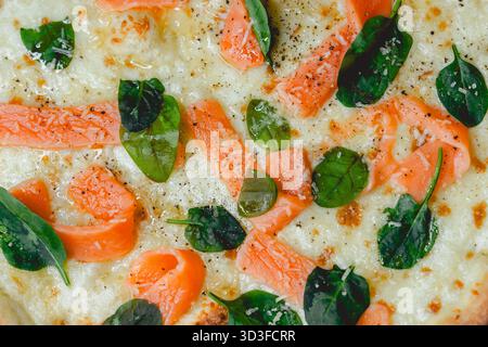 Pizza avec saumon et épinards dans une boîte Banque D'Images