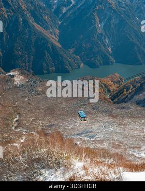 Téléphérique de Tateyama le long de la route alpine de Tateyama Kurobe en automne hiver, avec vue sur le paysage des alpes japonaises Banque D'Images
