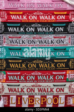 Les écharpes de football Liverpool FC s'affichent à vendre sur le terrain à l'extérieur du stade Anfield avant un match. Banque D'Images