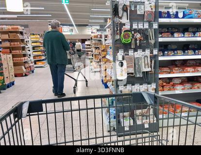 Marktkauf - Einkauf zu Zeiten von inflation. Marktkauf - Einkauf in einem Supermarkt oder Discounter *** Marktkauf shopping en période d'inflation Marktkauf shopping dans un supermarché ou un magasin discount Banque D'Images