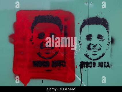 Un pochoir poignant hommage au regretté attaquant de Liverpool Diogo Jota, peint au pistolet sur un mur près du stade Anfield à Liverpool, au Royaume-Uni, Banque D'Images