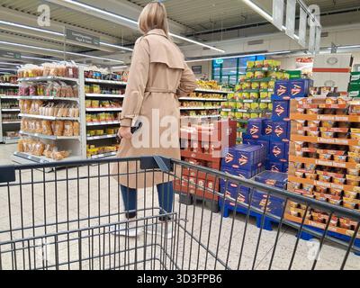 Marktkauf - Einkauf zu Zeiten von inflation. Marktkauf - Einkauf in einem Supermarkt oder Discounter *** Marktkauf shopping en période d'inflation Marktkauf shopping dans un supermarché ou un magasin discount Banque D'Images
