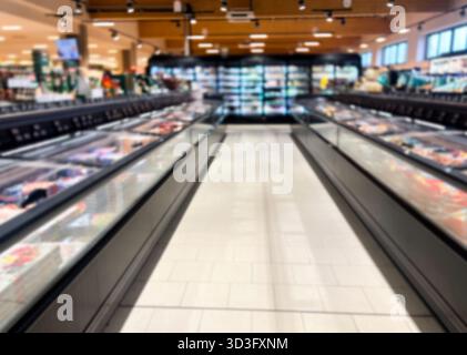 Allée et étagères floues de l'épicerie du supermarché Banque D'Images