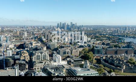 Vue imprenable depuis Sky Garden à Londres, capturant le quartier financier de Canary Wharf en arrière-plan et la Tour historique de Londres dans le fo Banque D'Images