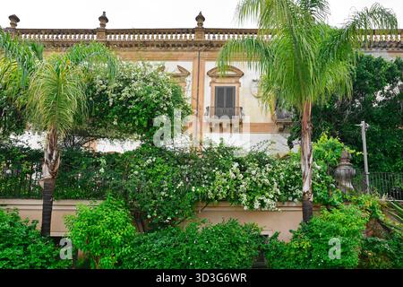 Palazzo Butera & un jardin méditerranéen dans le quartier Kalsa de Palerme en Sicile, Italie. Vue depuis le Mure delle Cattive. XVIIe siècle baroque Banque D'Images