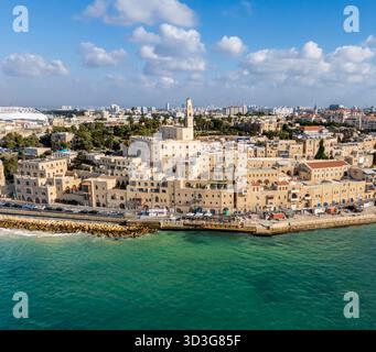 Vue aérienne de l'ancienne ville portuaire de Jaffa avec ses bâtiments en pierre se prélassant au soleil contre la mer Azur, tel Aviv-Yafo, Israël. Banque D'Images