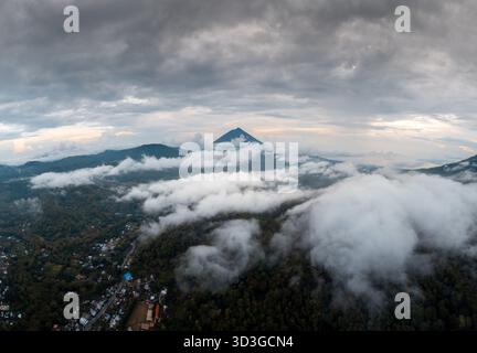 Vue aérienne par drone du volcan du mont Inerie à Flores, Indonésie Banque D'Images