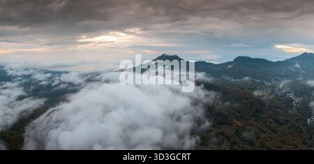Vue aérienne par drone du volcan du mont Inerie à Flores, Indonésie Banque D'Images