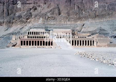 Cisjordanie Louxor 1976 – Temple mortuaire de la reine Hatshepsout à Deir el-Bahri sur la Cisjordanie du Nil à Louxor en haute-Égypte Banque D'Images