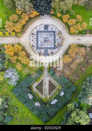 Vue aérienne d'un jardin méticuleusement conçu avec des motifs géométriques et des couleurs d'automne vibrantes, contrastant avec la verdure luxuriante, tel Aviv-Yafo, te Banque D'Images