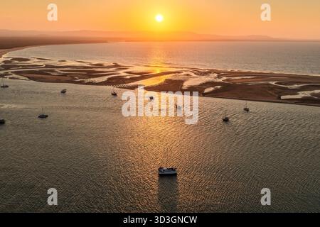 Vue aérienne de la ville côtière de Seventeen Seventy (1770) dans le Queensland, Australie. L'image capture des eaux turquoises, des plages de sable Banque D'Images