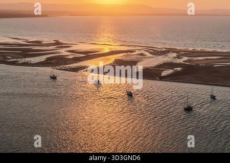 Vue aérienne de la ville côtière de Seventeen Seventy (1770) dans le Queensland, Australie. L'image capture des eaux turquoises, des plages de sable Banque D'Images