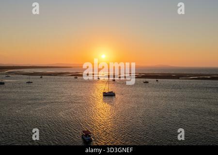 Vue aérienne de la ville côtière de Seventeen Seventy (1770) dans le Queensland, Australie. L'image capture des eaux turquoises, des plages de sable Banque D'Images