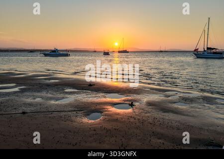 Vue aérienne de la ville côtière de Seventeen Seventy (1770) dans le Queensland, Australie. L'image capture des eaux turquoises, des plages de sable Banque D'Images