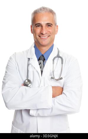 Médecin mature souriant avec les bras croisés sur fond blanc Banque D'Images