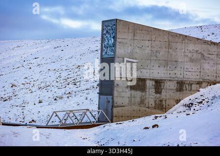 Longyerbeyen, Svalbard, grande structure en béton avec un signe dessus. La structure est entourée de neige et il est un tunnel Banque D'Images